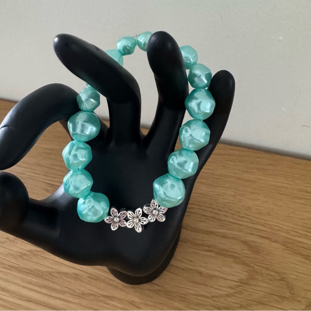Vintage Elastic Beaded Bracelet Green Silver Metal Antique Silver Plated Flower